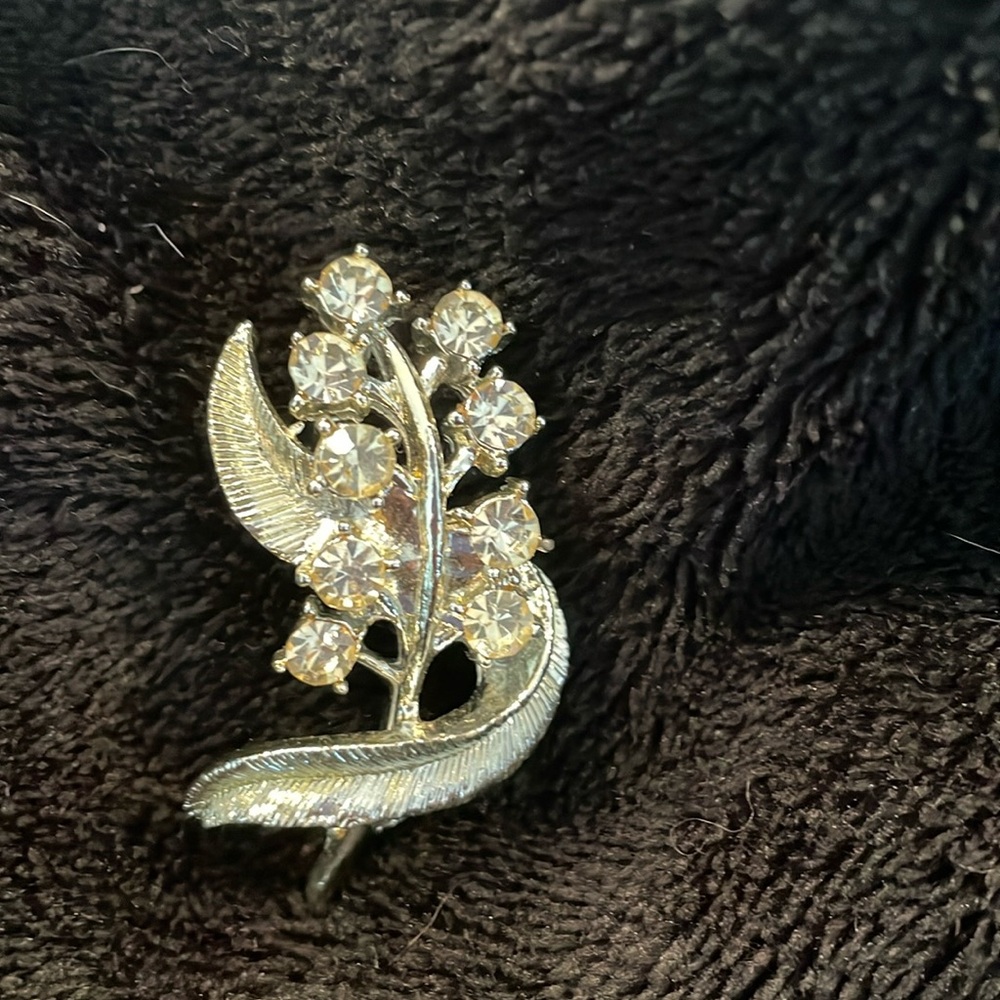 Vintage silver, and rhinestone leaf design broochh